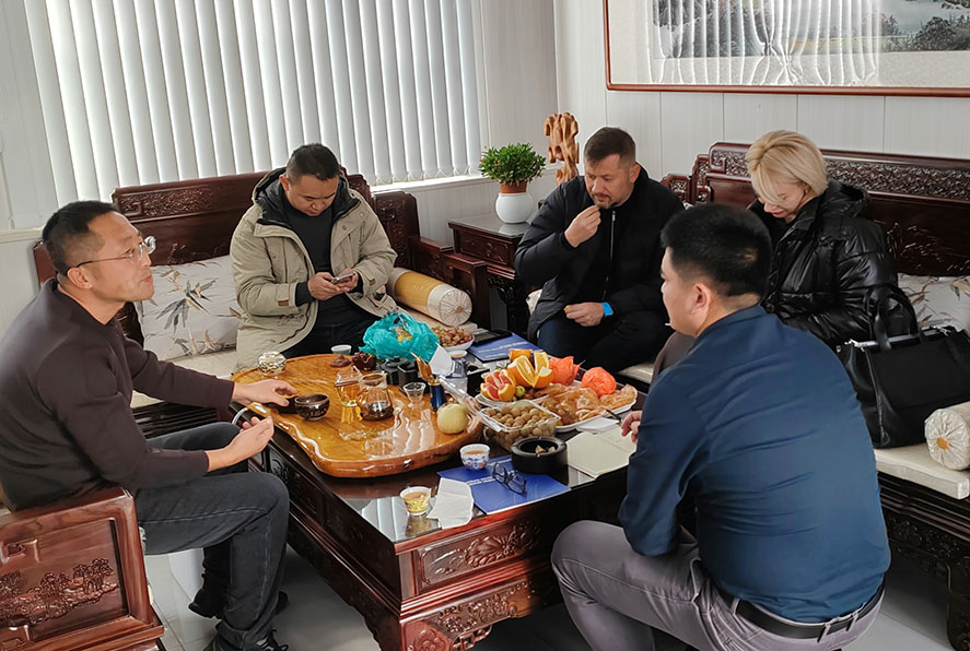 Invitamos a los clientes rusos a visitar Haozhifeng