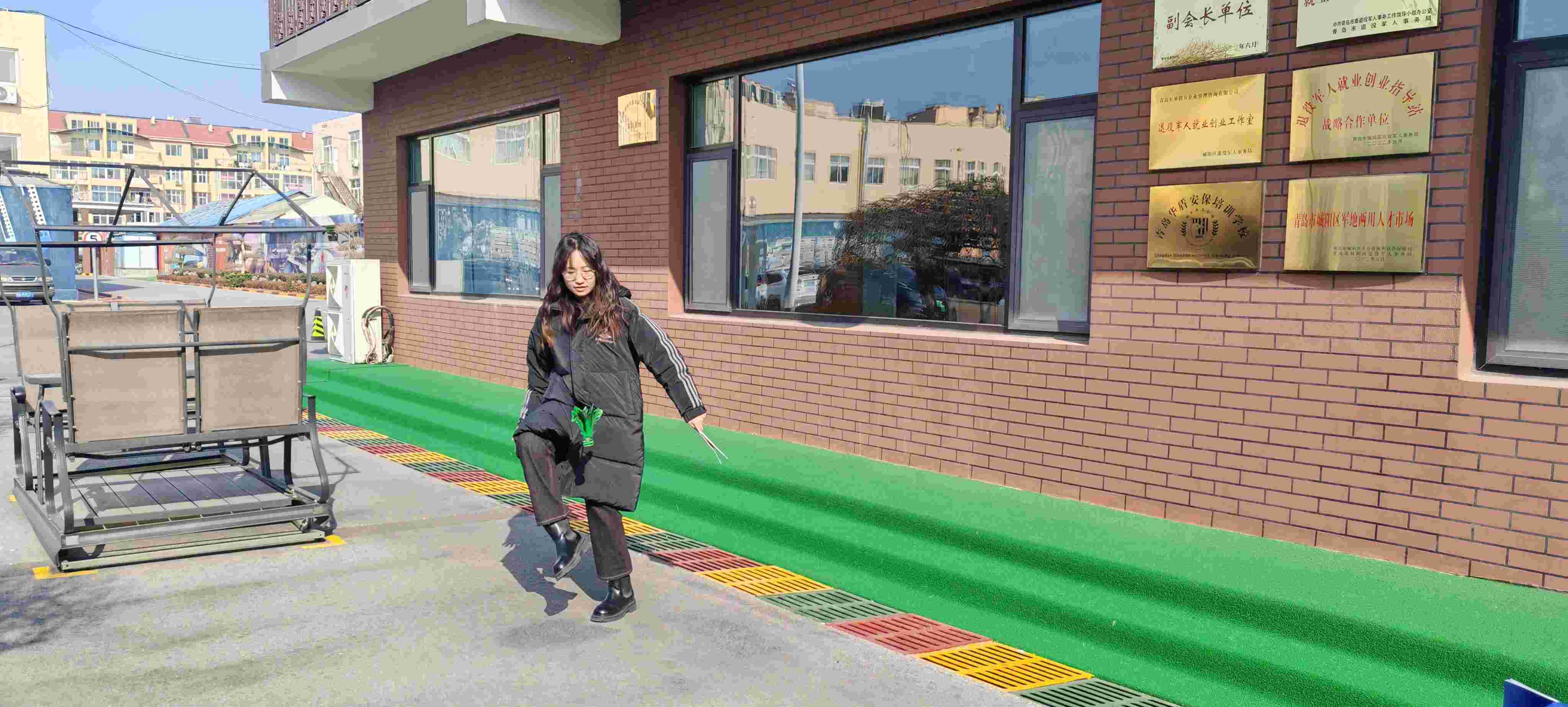 Actividad de patear el volante al aire libre después de la pausa para el almuerzo